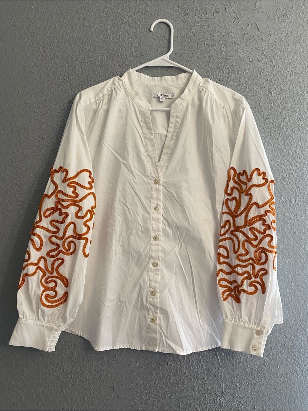 Chicos Sz 3 White Blouse With Embroidered 3/4 Sleeves And Tab Vneck Collar